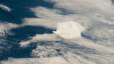 Satellites watch world's largest iceberg break away from Antarctica (photos)