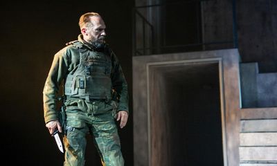 Macbeth review – Ralph Fiennes’ monstrous monarch wages war in a warehouse