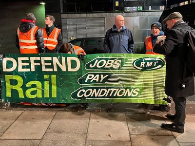 Train strikes: RMT union members vote to accept pay deal on eve of Aslef train drivers’ action