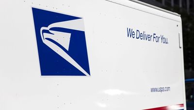 Chicago man charged with robbing U.S. mail carriers at gunpoint in Forest Park