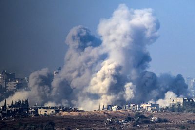 Israeli air strikes pound Gaza as truce with Hamas ends