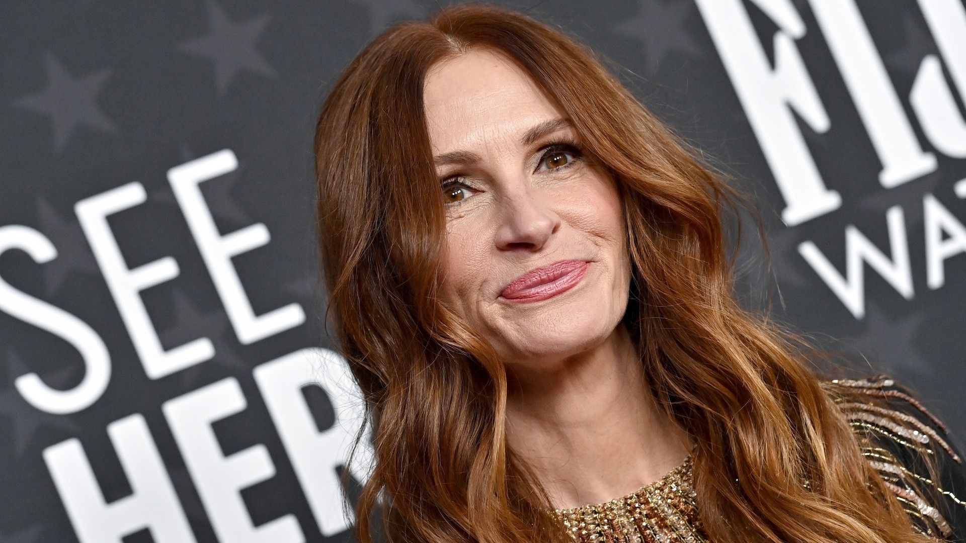 Julia Roberts' latest monochrome look is SO festive…