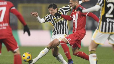 Juventus goes top after scoring late to beat Monza 2-1 in dramatic Italian league encounter