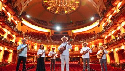 Mono Blanco en concierto con toda la tradición del son jarocho