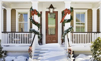 How to Make a Front Yard Look More Christmassy - 9 Tricks to Create Festive Charm and Curb Appeal