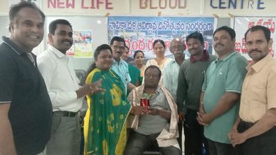 Andhra Pradesh| Retired officials of Navy, Air Force donate blood in Vizianagaram