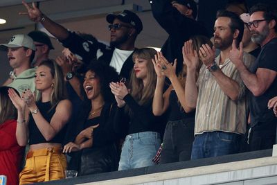 Ryan Reynolds makes a hilarious Travis Kelce photo edit to incredible Taylor Swift and Blake Lively pic