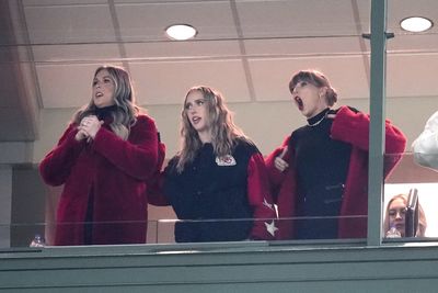 9 photos of Taylor Swift riding an emotional rollercoaster watching Travis Kelce for Chiefs-Packers