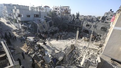 Israeli forces push into southern Gaza, as humanitarian crisis worsens