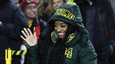 Simone Biles Got Perfect Gift From Packers Superfan During ‘SNF’ Win Over Chiefs