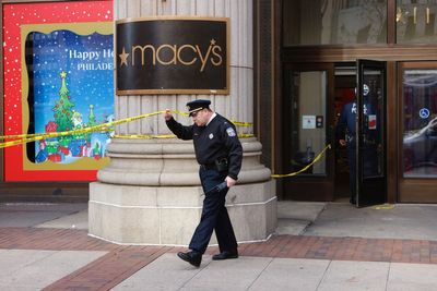 Man suspected of shoplifting stabs 2 security guards at Philadelphia store, killing 1