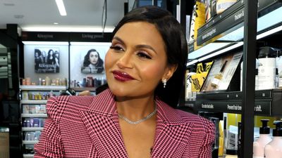 Mindy Kaling says giving this gift at a holiday party is a huge ‘faux pas’