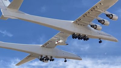 Stratolaunch's huge Roc plane flies with fueled-up hypersonic vehicle for 1st time (photos)