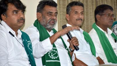 KRRS urges Karnataka govt. to sanction ₹5 lakh for girls marrying farmers