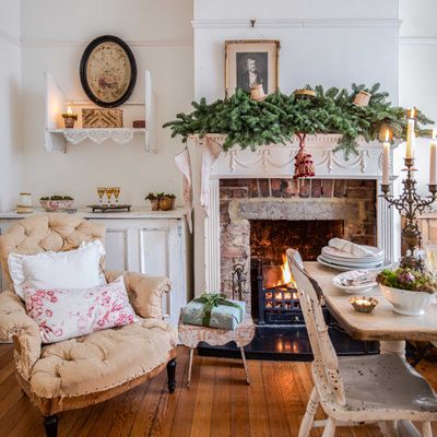 This beautiful 1930s semi has gone all out on a very vintage Christmas matching its post-war grandeur