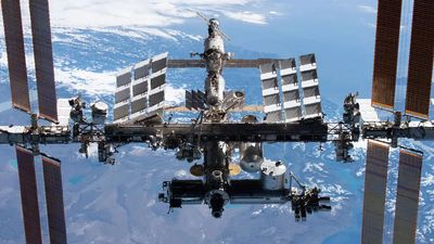 Watch live as astronauts on the ISS celebrate the station's 25th anniversary today (video)