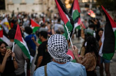 What is a keffiyeh, who wears it, and how did it become a symbol for Palestinians?
