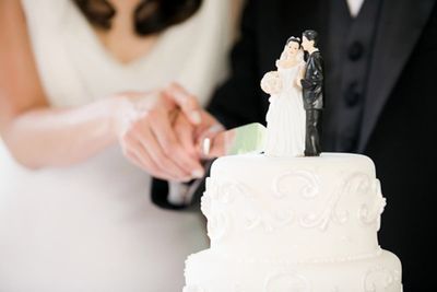 Bride applauded for refusing to change wedding cake her mother was allergic to