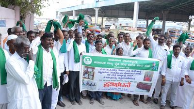 Farmers, activists stage protest at APMC in Raichur