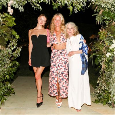 Apple Martin, Gwyneth Paltrow, and Blythe Danner Are Three Generations of Beauty In This Rare Family Photo