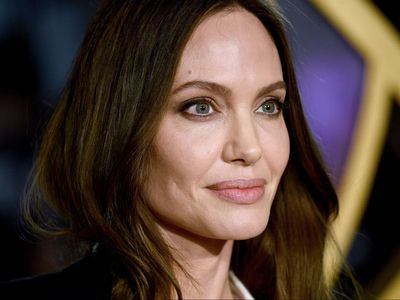 Angelina Jolie says she developed Bell’s palsy from stress leading up to Brad Pitt divorce