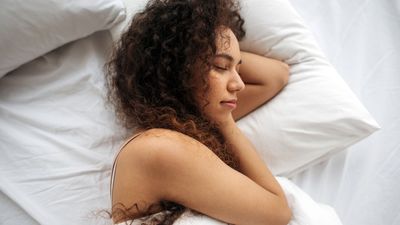 5 things you should do before bed (and 3 you shouldn’t) to fall asleep fast
