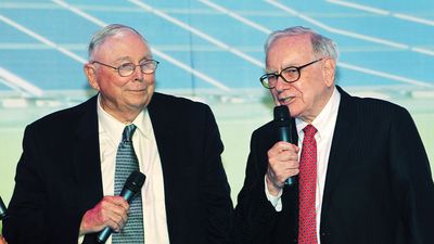 What Charlie Munger Taught Warren Buffett About Investing