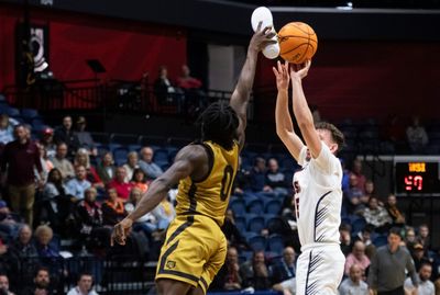 Purdue Fort Wayne guard hilariously (illegally?) blocked a shot with a shoe — yes, a SHOE