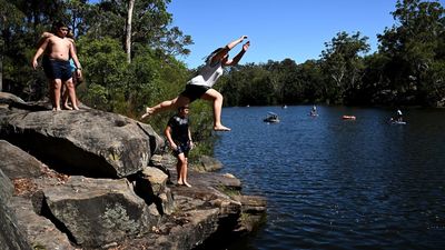 States swelter in 40C temps as bushfire risk soars