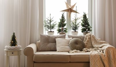 5 renter-friendly Christmas decorating ideas that are perfect but not permanent — here's how to style them