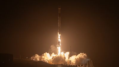 SpaceX launches 22 Starlink satellites from California (video)