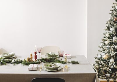 5 'Unexpected Yet Festive' Tips Designers Use to Create the Perfect Holiday Tablescape