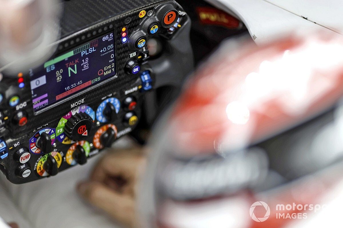 F1 steering wheels How they work, what the buttons do…