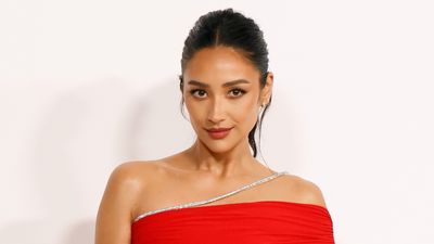 I got a preview of Shay Mitchell's Christmas decorations — how to recreate the professional look