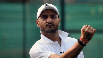 Harbhajan Singh reacts to Sreesanth-Gambhir LLC controversy in Shah Rukh Khan style