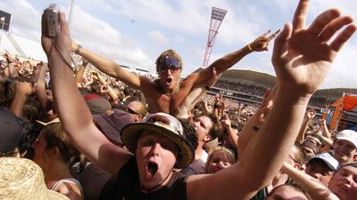 Crowds bake at Sydney concerts as mercury soars