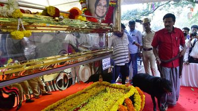 Veteran Kannada actor Leelavathi laid to rest