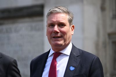 Starmer accuses Tories of ‘fighting like rats in a sack’ as Sunak faces Rwanda rebellion