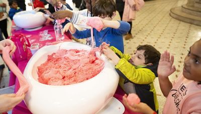 Kids get hands-on — even slimy — at Chicago Cultural Center open house