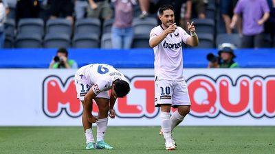Four-naroli: Bruno leads Victory to 4-3 win over WSW