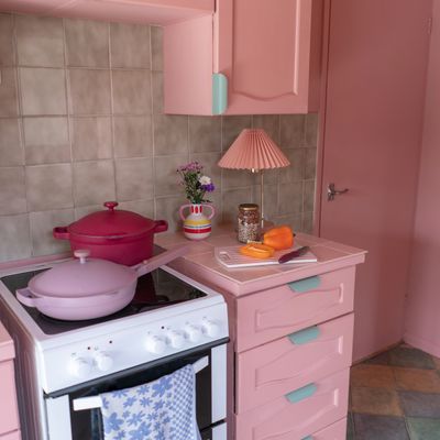 This kitchen was transformed on a tiny budget of £500 - it's completely unrecognisable