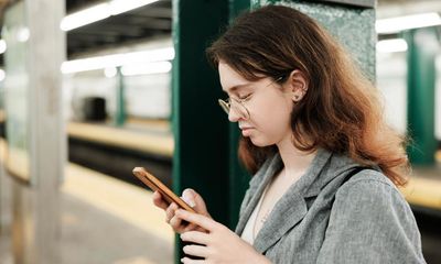 I stopped looking at my phone every time I was waiting for something – this is what I learned
