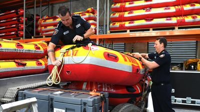 Cyclone warning as communities brace for Jasper