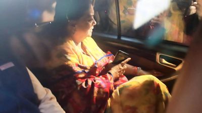 Amid suspense over next Rajasthan CM, BJP MLAs meet Vasundhara Raje
