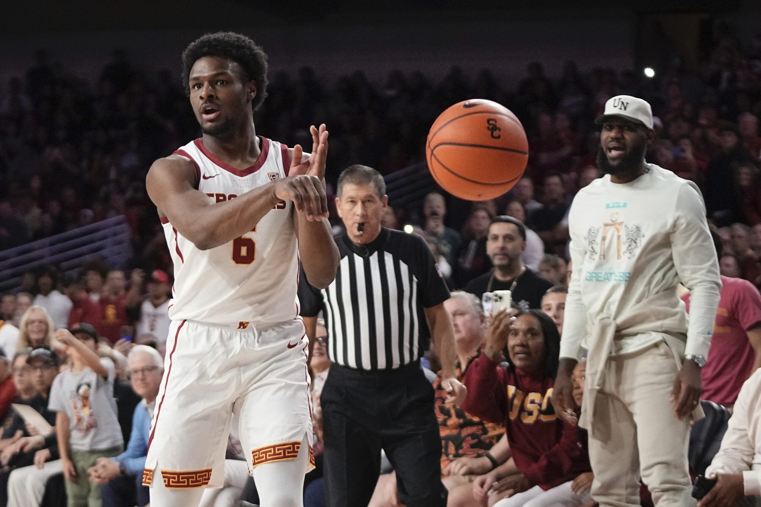 USC’s Bronny James Received Standing Ovation After…