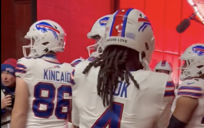 Taylor Swift cooly walked past the Bills players in the pregame tunnel and NFL fans loved it