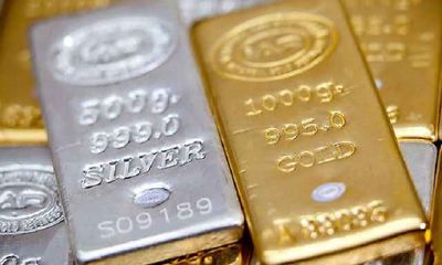 Gold tumbles Rs 900; silver declines Rs 200