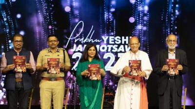 Christmas music programme draws crowds to Mumbai's Girgaum Chowpatty seafront