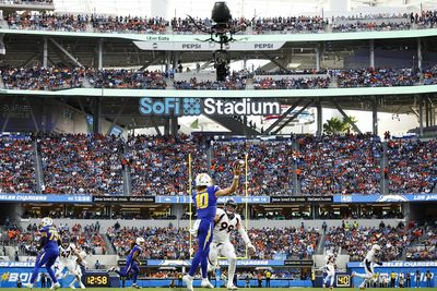 Chargers QB Justin Herbert suffers fracture in right index finger