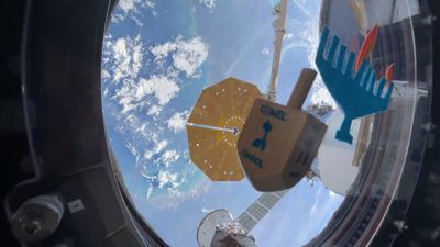 NASA astronaut spins the dreidel for Hanukkah aboard International Space Station (video)